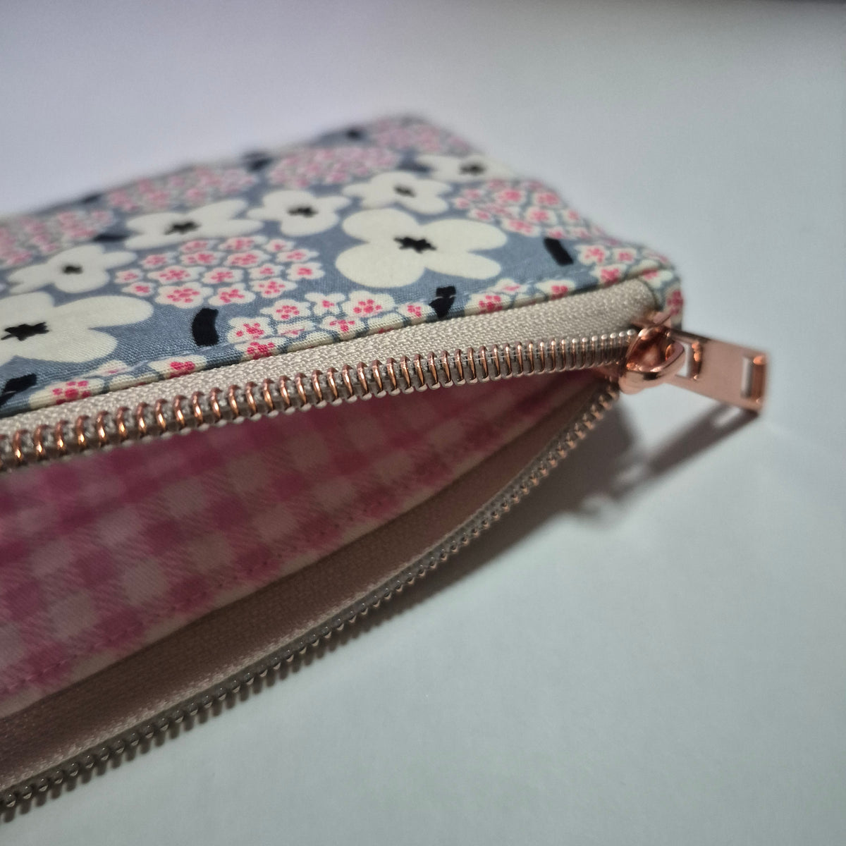 Aki Slim Pouch