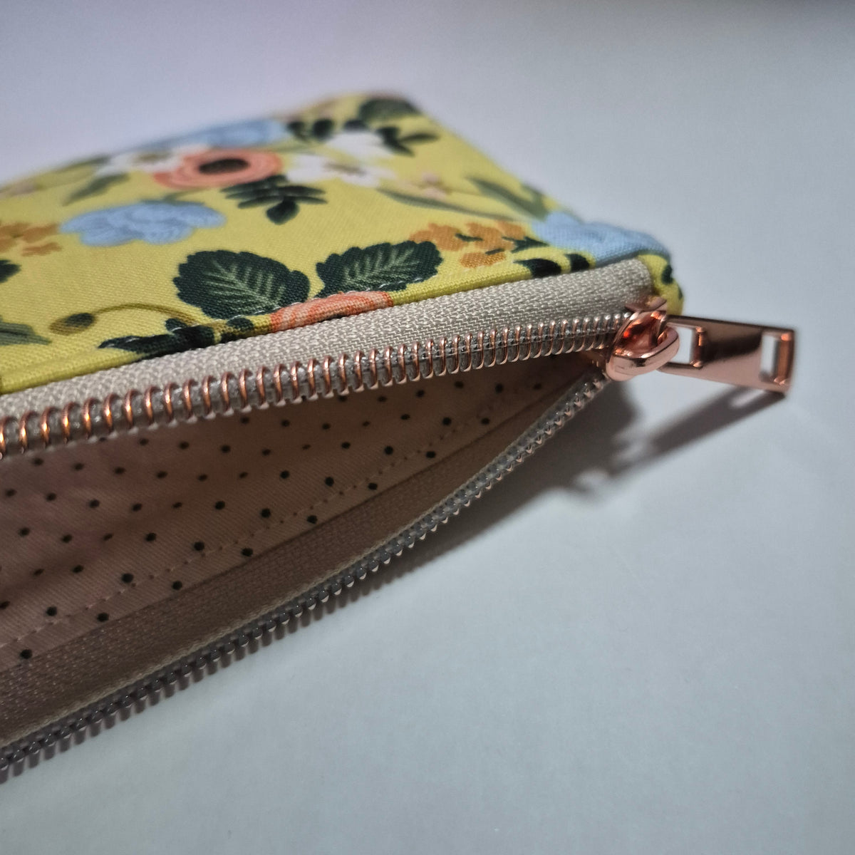 Everly Slim Pouch - Yellow